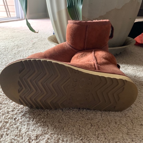 ^sold NWOT Classic II Mini Uggs Size 4 - Picture 3 of 4